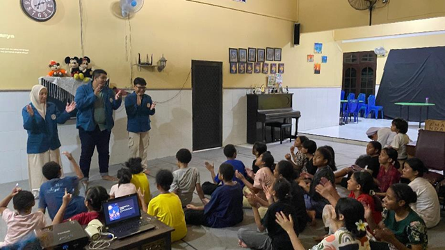 Ilustrasi kegiatan bersama mahasiswa dengan anak-anak panti asuhan