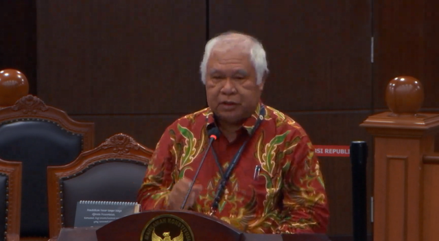 Mantan Kepala BAIS TNI Laksda TNI (Purn) Soleman B. Ponto jadi ahli di sidang gugatan UU TNI di MK. Foto: YouTube/Mahkamah Konstitusi RI