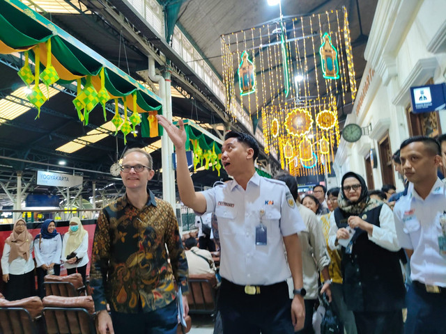 Duta Besar Inggris untuk Indonesia dan Timor Leste, Dominic Jermey, saat di Stasiun Tugu Yogyakarta, Rabu (8/4/2026). Foto: Arfiansyah Panji/kumparan