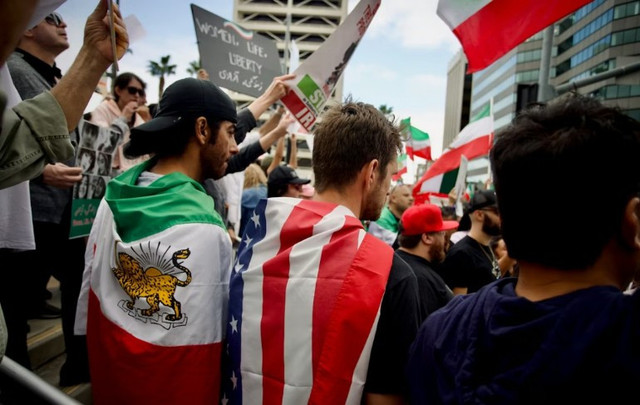 Bendera Iran & Amerika. (Foto:  Craig Melville, under the Unsplash license)