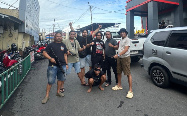 Pelaku mutilasi ibu di Lahat (jongkok) saat ditangkap polisi. Foto: Dok. Polres Lahat
