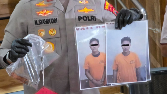 Foto dan barang bukti pelaku penjambretan dua wanita saat digelandang di Polrestabes Semarang. Foto: Intan Alliva Khansa/kumparan