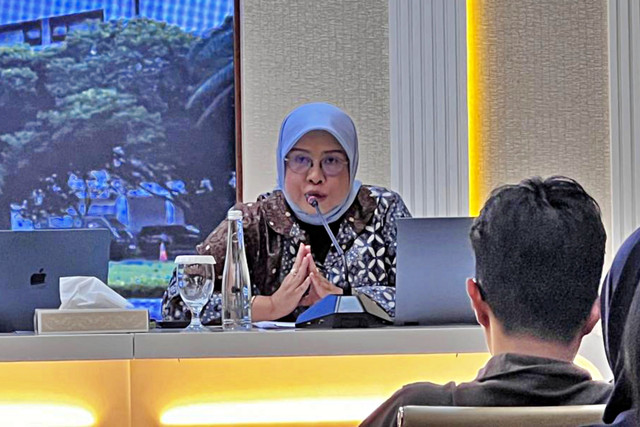 Plt. Direktur Perlindungan Warga Negara Indonesia (PWNI)  Kementerian Luar Negeri RI, Heni Hamidah, memberikan keterangan pers di Kemlu RI, Jakarta, Rabu (8/4/2026). Foto: Firda Brillianti/kumparan