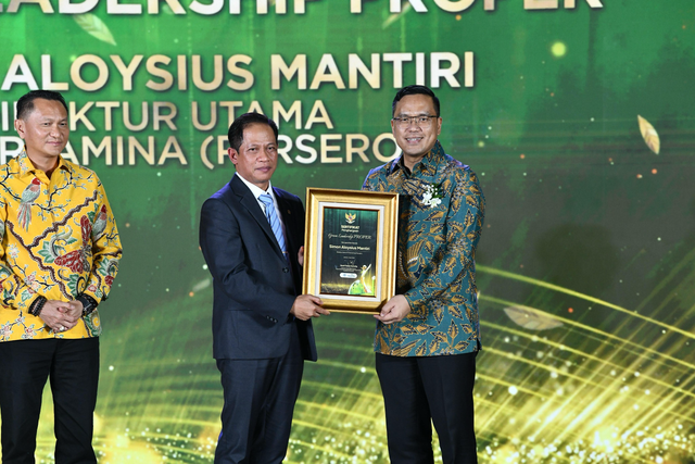 Direktur Utama Pertamina, Simon Aloysius Mantiri (kanan) menerima Penghargaan Green Leadership PROPER dari Menteri Lingkungan Hidup/Kepala Badan Pengendalian Lingkungan Hidup, Hanif Faisol Nurofiq (tengah) dalam acara Anugerah Lingkungan PROPER di TMII, Jakarta pada Selasa (7/4). Foto: Dok. Pertamina