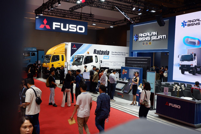 Booth Mitsubishi Fuso di pameran Gaikindo Indonesia International Commercial Vehicle Expo (GIICOMVEC) di Kemayoran, Jakarta (8/4/2026). Foto: Sena Pratama/kumparan