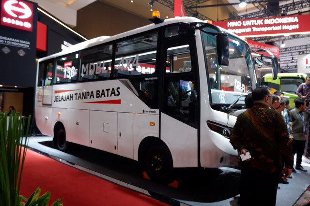 Hino Bus 136 MDBL 4x4 resmi diluncurkan di GIICOMVEC 2026. Foto: Sena Pratama/kumparan