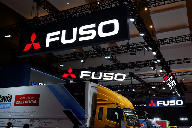 Booth Mitsubishi Fuso di pameran GAIKINDO Indonesia International Commercial Vehicle Expo (GIICOMVEC) 2026. Foto: Sena Pratama/kumparan