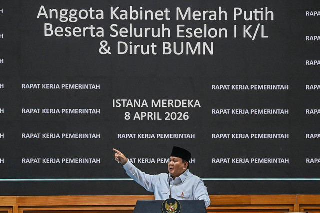 Presiden Prabowo Subianto memberi taklimat saat Rapat Kerja Pemerintah dengan Kabinet Merah Putih berserta seluruh Eselon I K/L dan Dirut BUMN di Kompleks Istana Kepresidenan, Jakarta, Rabu (8/4/2026). Foto: Galih Pradipta/ANTARA FOTO