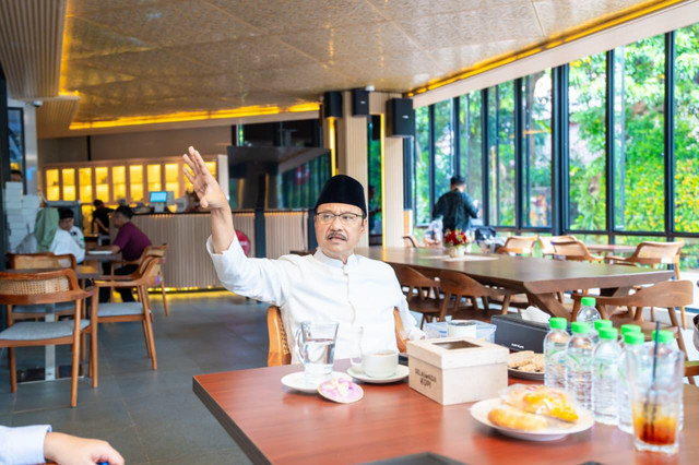 Mensos Saifullah Yusuf (Gus Ipul) beserta Wamensos Agus Jabo dan jajarannya gelar rapat pengadaan barang dan jasa di kantor Kemensos, Rabu (8/4/2026).  Foto: Dok. Kemensos