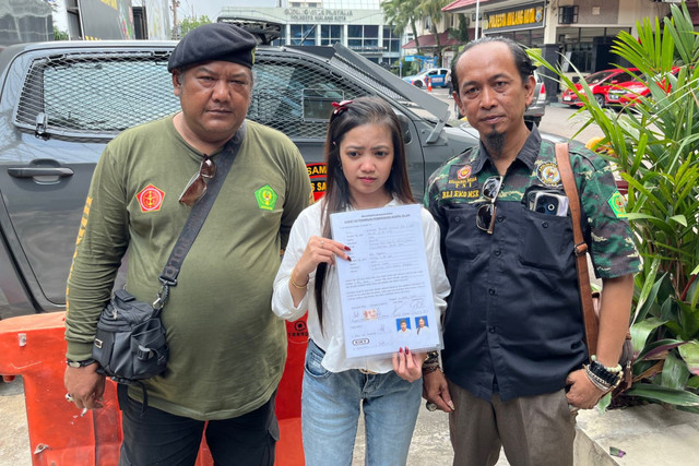 Intan Anggraeni (tengah). Foto: Dok. Istimewa