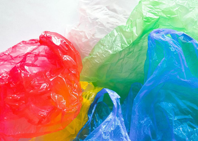 Foto oleh Anna Shvets: https://www.pexels.com/id-id/foto/polusi-kehidupan-tenang-konseptual-beraneka-warna-3900505/