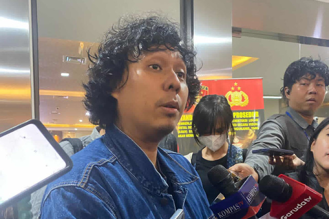 Koordinator Komisi untuk Orang Hilang dan Korban Tindak Kekerasan (KontraS), Dimas Bagus Arya bersama Tim Advokasi untuk Demokrasi (TAUD) mendatangi Bareskrim Polri untuk melaporkan kasus penyiraman air keras terhadap Andrie Yunus (8/4/2026). Foto: Kevin Kurnianto/kumparan