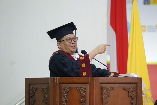 Abdur Rozaki dikukuhkan sebagai Guru Besar Bidang Islam dan Etnisitas UIN Sunan Kalijaga Yogyakarta, Rabu (8/4). Foto: Dok. Istimewa