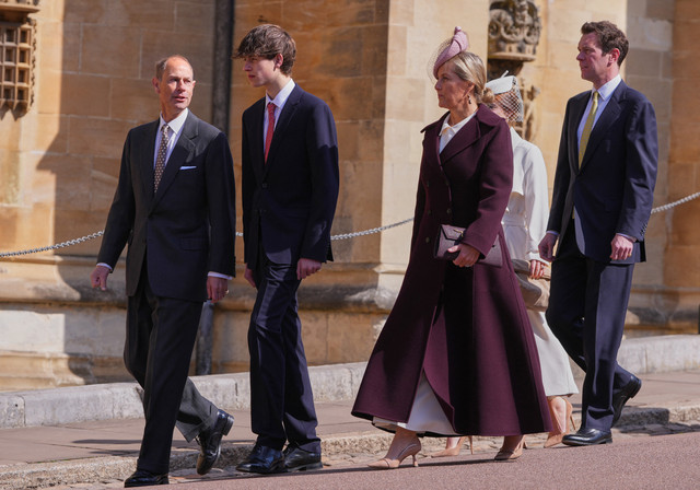 Pangeran Edward dari Inggris, Adipati Edinburgh (kiri), Sophie dari Inggris, Duchess of Edinburgh (tengah), dan James dari Inggris, Earl of Wessex (kedua dari kiri) tiba untuk menghadiri kebaktian Matins Paskah di Kapel St. George di Kastil Windsor. Foto: Kirsty Wigglesworth/POOL/AFP