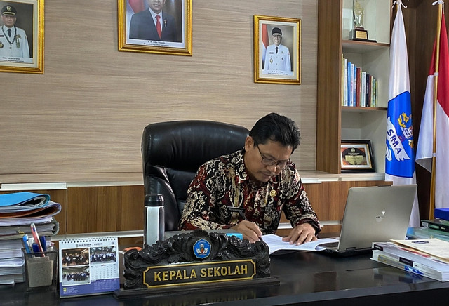 Ilustrasi kepala sekolah. Foto: Generated by AI