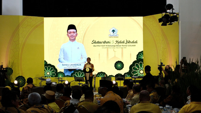 Bahlil saat memberikan sambutan dalam acara Silaturahmi dan Halalbihalal keluarga besar partai Golkar Idulfitri 1447 di kantor DPP Partai Golkar (8/4/2026). Foto: Kevin Daniel/kumparan
