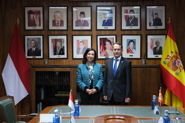 Menteri Pertahanan Spanyol Margarita Robles Fernandez bersama Duta Besar RI di Madrid Dr. Muhammad Najib di KBRI Madrid, Rabu (8/4/2026). Foto: Dok. KBRI Madrid