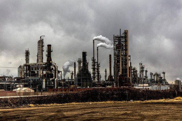 Potret kilang minyak yang merepresentasikan ketergantungan Afrika pada energi fosil, di tengah dorongan global menuju transisi energi bersih. Sumber: Unsplash