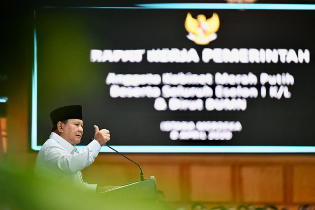 Presiden Prabowo Subianto saat memberikan taklimat dalam rapat kerja pemerintah bersama Menteri Kabinet Merah Putih dan pejabat eselon 1 kementerian/lembaga di Istana Merdeka, Jakarta, Rabu (8/4/2026). Foto: Dok. Kemensos