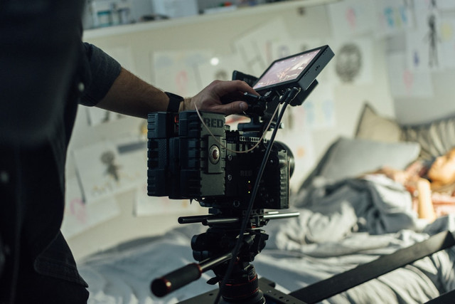 ilustrasi sinetron turun ranjang. Unsplash/Jack Irwin