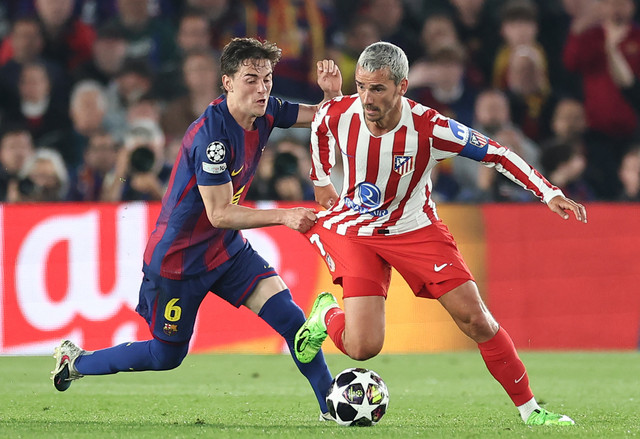Pemain FC Barcelona dan Atletico Madrid sedang bertanding dalam laga perempat final Liga Champions UEFA leg pertama yang berlangsung di Camp Nou, Barcelona, Rabu (8/4/2026). Foto: Josep Lago/AFP