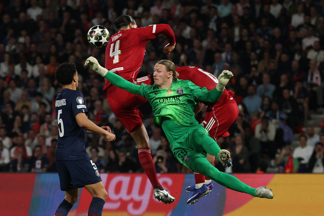 Pemain Paris Saint-Germain dan Liverpool FC bertanding dalam laga perempat final Liga Champions UEFA leg pertama yang berlangsung di Parc des Princes, Paris, Rabu (8/4/2026). Foto: Anne-Christine Poujoulat/AFP