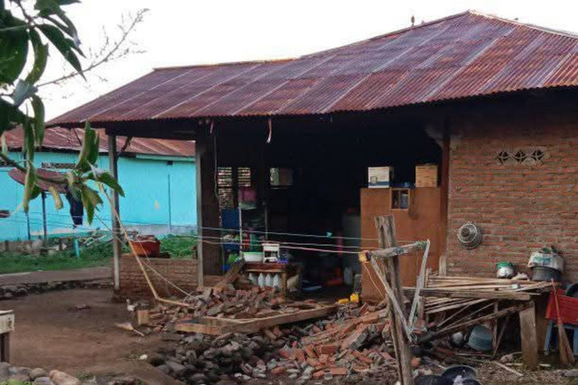 Kondisi rumah warga di desa Terong, Kecamatan Adonara Timur, Kabupaten Flores Timur, NTT rubuh diguncang gempa. Foto: Dok. Istimewa