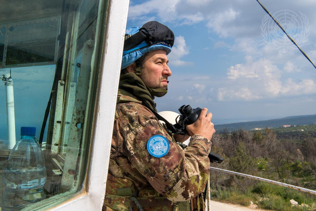 Seorang penjaga perdamaian asal Italia yang bertugas dalam Misi Sementara PBB di Lebanon (UNIFIL) berjaga di pos pengamatan di sepanjang Garis Biru antara Ras Naqoura dan Labounieh di Lebanon selatan. Foto: Dok un.org