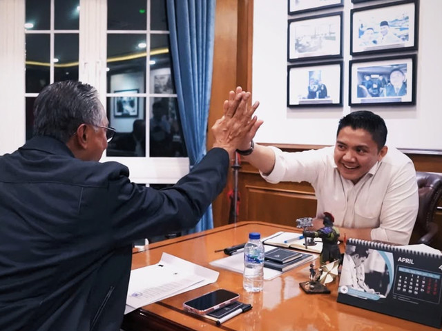 Teddy Indra Wijaya menerima Dody Hanggodo di Kantor Sekretariat Kabinet dalam pertemuan yang berlangsung pada Kamis (9/4/2026) dini hari. Foto: Dok. Instagram @sekretariat.kabinet