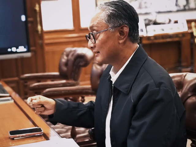 Teddy Indra Wijaya menerima Dody Hanggodo di Kantor Sekretariat Kabinet dalam pertemuan yang berlangsung pada Kamis (9/4/2026) dini hari. Foto: Dok. Instagram @sekretariat.kabinet