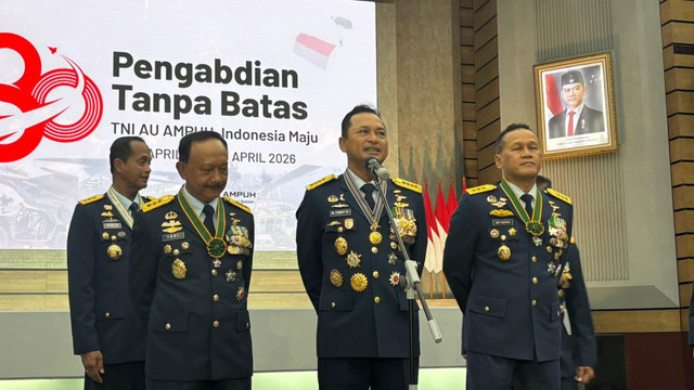 KASAU, Marsekal TNI Mohamad Tonny Harjono saat memberikan keterangan pers usai perayaan HUT TNI AU Ke-80 di Mabes TNI AU, Jakarta Timur, Kamis (9/4/2026). Foto: Ryan Iqbal/kumparan