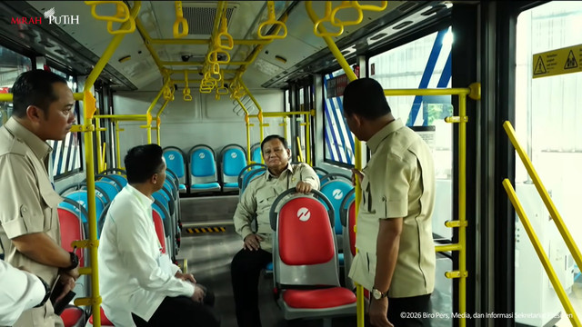 Prabowo Subianto meresmikan pabrik perakitan kendaraan komersial berbasis listrik di Magelang pada Kamis (9/4/2026). Foto: YouTube/ Sekretariat Presiden