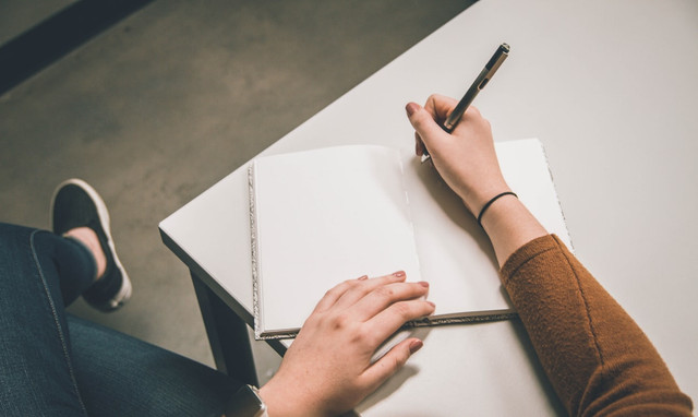 Ilustrasi Sistematika Penulisan adalah,Foto:Unsplash/Kenny Eliason