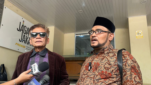Novel Bamukmin besama kuasa hukumnya Hari Damai Lubis di Polda Metro Jaya, Kamis (9/4/2026).ra Foto: Rayyan/Kumparan