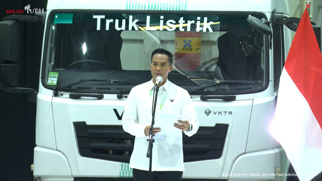Anindya Bakrie berpidato di pembukaan pabrik perakitan kendaraan komersial berbasis listrik di Magelang pada Kamis (9/4/2026). Foto: YouTube/ Sekretariat Presiden