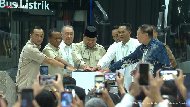 Prabowo Subianto meresmikan pabrik perakitan kendaraan komersial berbasis listrik di Magelang pada Kamis (9/4/2026). Foto: YouTube/ Sekretariat Presiden