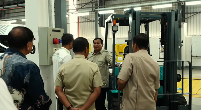 Prabowo Subianto berkunjung ke pabrik perakitan kendaraan komersial berbasis listrik di Magelang pada Kamis (9/4/2026). Foto: YouTube/ Sekretariat Presiden