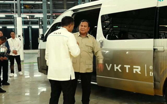 Prabowo Subianto berkunjung ke pabrik perakitan kendaraan komersial berbasis listrik di Magelang pada Kamis (9/4/2026). Foto: YouTube/ Sekretariat Presiden
