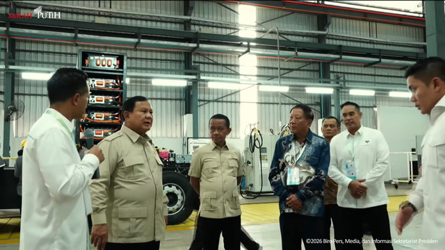 Prabowo Subianto berkunjung ke pabrik perakitan kendaraan komersial berbasis listrik di Magelang pada Kamis (9/4/2026). Foto: YouTube/ Sekretariat Presiden
