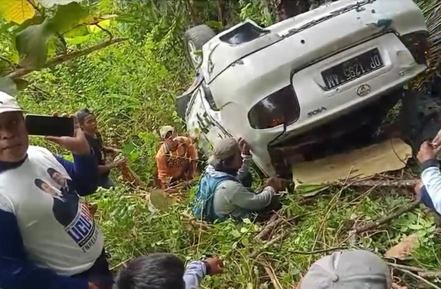 Satu keluarga kecelakaan tunggal di Jalan Poros Trans Sulawesi, tepatnya di Dusun Bamba Puang, Desa Mendatte, Kecamatan Anggeraja, Enrekang, Sulsel, Kamis (9/4/2026). Foto: Dok. Istimewa