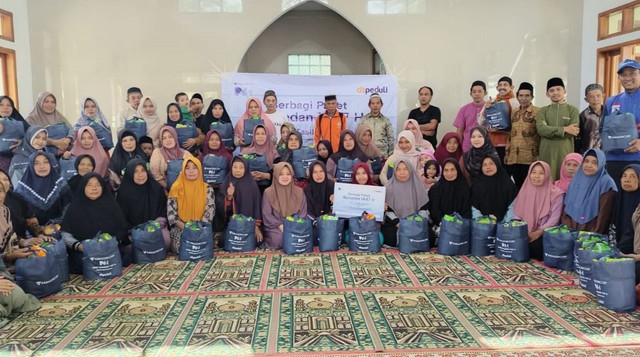 Program Berbagi Bingkisan Lebaran bersama PT Paragon dan DT Peduli Tasikmalaya di Kp. Sukarasa, Kec. Salawu, Tasikmalaya (Sumber : DT Peduli)
