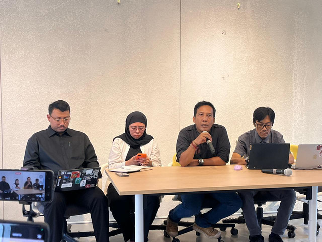 Konferensi Pers Tim Advokasi Untuk Demokrasi (TAUD) terkait Pelaporan Kasus Terorisme dan Percobaan Pembunuhan terhadap Andrie Yunus ke Bareskrim Polri, di kawasan Pancoran, Jakarta Selatan, Kamis (9/4/2026). Foto: Nasywa Athifah/kumparan