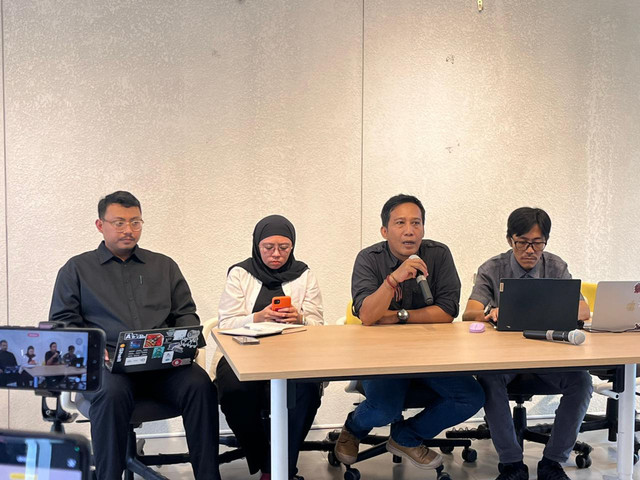 Konferensi Pers Tim Advokasi Untuk Demokrasi (TAUD) terkait Pelaporan Kasus Terorisme dan Percobaan Pembunuhan terhadap Andrie Yunus ke Bareskrim Polri, di kawasan Pancoran, Jakarta Selatan, Kamis (9/4/2026). Foto: Nasywa Athifah/kumparan
