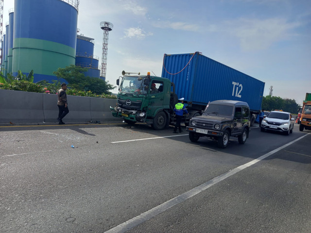 Kecelakaan beruntun melibatkan tujuh kendaraan di Tol Belawan, Kota Medan, Kamis (9/4). Foto: Dok. PJR Polda Sumut