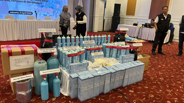 Barang bukti yang diamankan dari kasus peredaran gas N2O di Cengkareng, Jakarta Barat saat konferensi pers di Kantor BPOM, Jakarta Pusat, Kamis (9/4/2026). Foto: Ryan Iqbal/kumparan