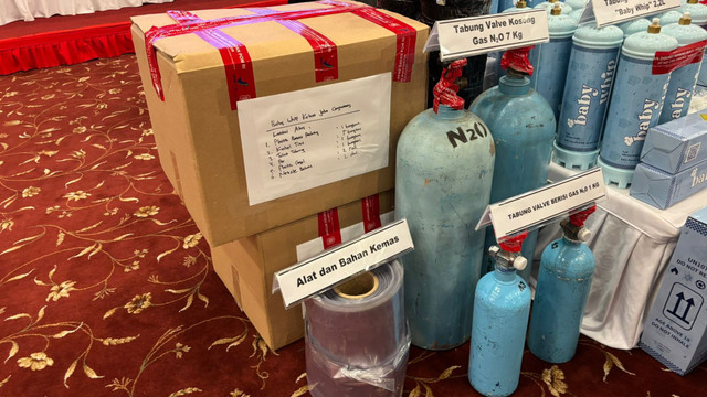 Barang bukti yang diamankan dari kasus peredaran gas N2O di Cengkareng, Jakarta Barat saat konferensi pers di Kantor BPOM, Jakarta Pusat, Kamis (9/4). Foto: Ryan Iqbal/kumparan