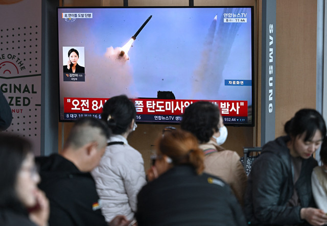 Orang-orang menonton layar televisi yang menampilkan siaran berita dengan cuplikan arsip uji coba rudal Korea Utara, di sebuah stasiun kereta api di Seoul pada 8 April 2026. Foto: Jung Yeon-je/AFP