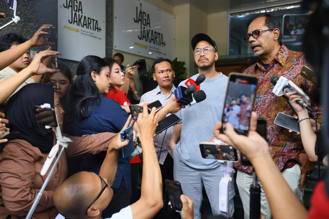 Komedian Panji Pragiwaksono bersama kuasa hukum saat ditemui wartawan usai mediasi terkait penistaan agama di Polda Metro Jaya, Jakarta, Kamis, (9/4/2026). Foto: Dok. Agus Apriyanto