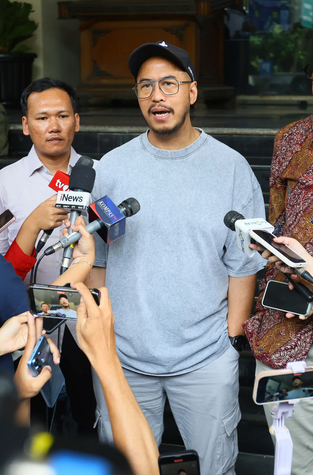 Komedian Panji Pragiwaksono bersama kuasa hukum saat ditemui wartawan usai mediasi terkait penistaan agama di Polda Metro Jaya, Jakarta, Kamis, (9/4/2026). Foto: Dok. Agus Apriyanto