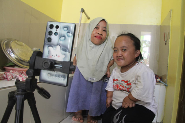 Ely Ernawati (memakai hijab) bersama adiknya yang bungsu, Siti Khuswatun Khasanah. Foto: Vega Maarijil Ula/kumparan